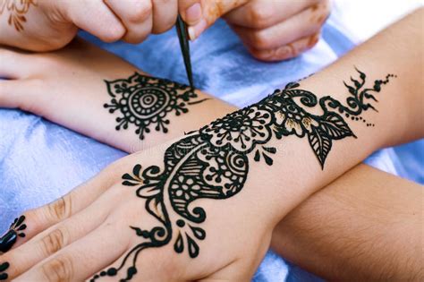 tatuajes hindues para mujer|Los tatuajes hindúes con un significado más auténtico。